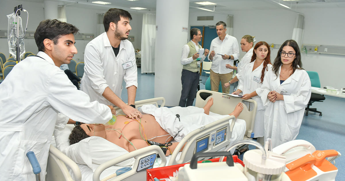Medical students in a simulated emergency setting